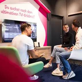 Beratungsgespräch im TV-Shop mit Kunden vor Smart-TV für TV-Erlebnis