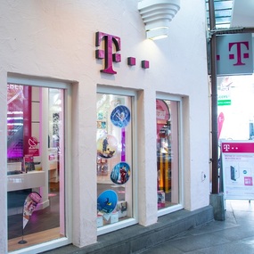 Telekom Shop mit Schaufenster, Werbeschildern und modernen Mobilfunkangeboten in der Innenstadt.