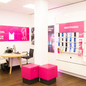 Modernes Telekom-Shop-Interior mit Smartphone-Ausstellung und Beratungsecke in Magenta.
