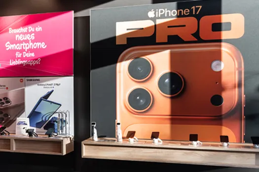 Schaufenster mit iPhone 17 Pro Poster und Smartphone-Ausstellung im Laden