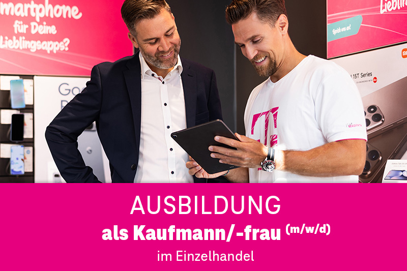 Zwei Männer beraten sich im Telekom-Shop zu einer Ausbildung im Einzelhandel.